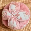 Best Balle sensorielle lapin Toile de Jouy rose Balle / Cube D'Activités