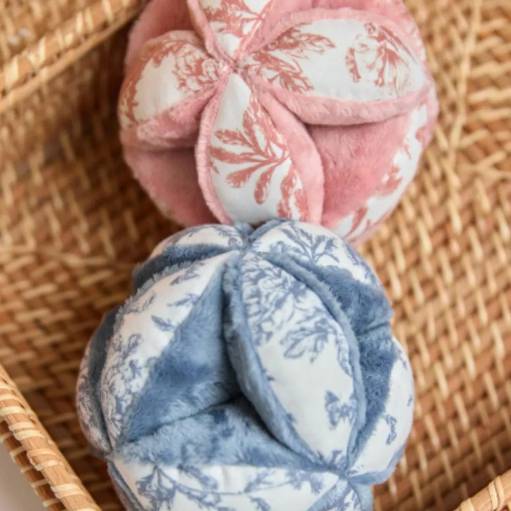 Best Balle sensorielle lapin Toile de Jouy rose Balle / Cube D'Activités