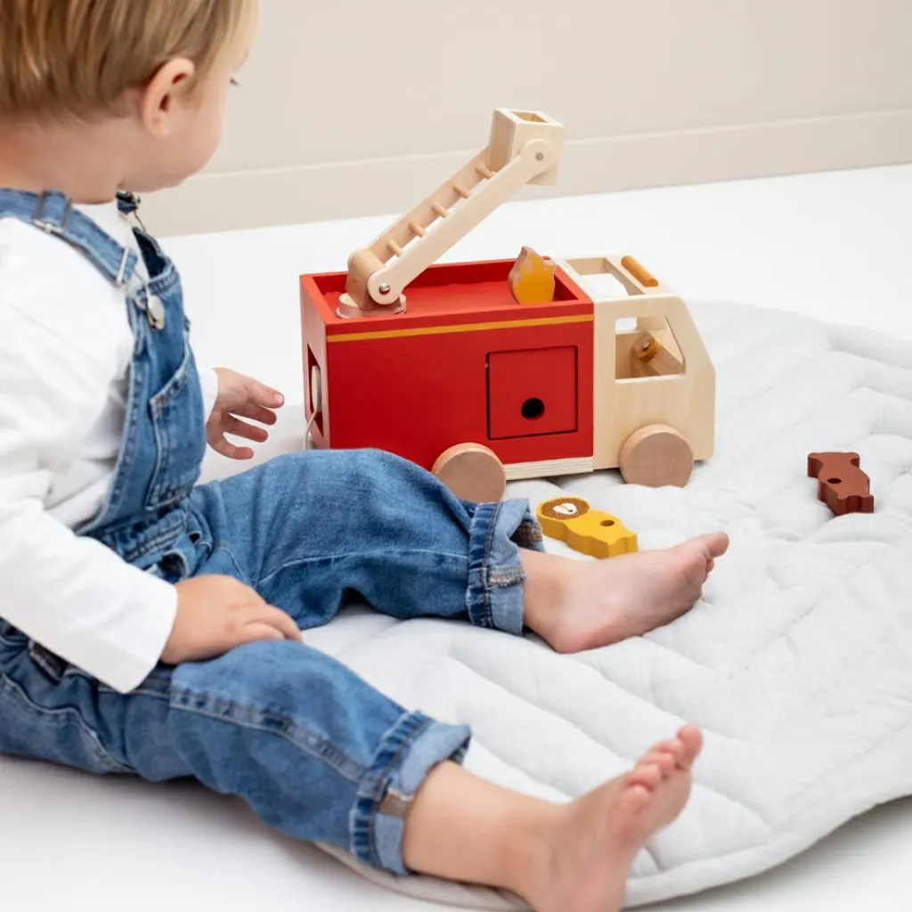 Discount Camion de pompier en bois All animals - Reconditionné Petites Voitures, Véhicules Et Circuits