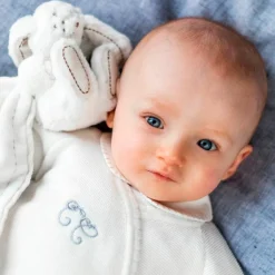 Hot Doudou Augustin le lapin écru (24 cm) Doudou Plat