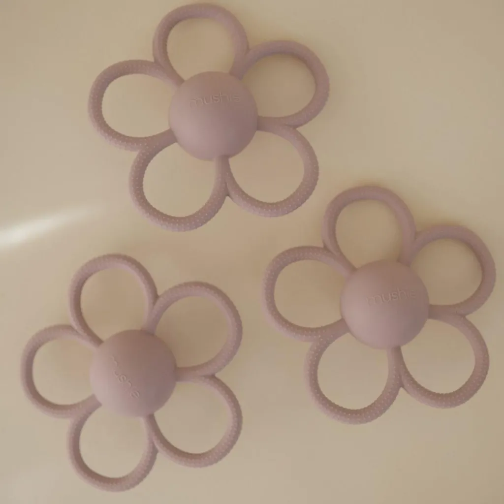 Clearance Jouet de dentition en silicone Daisy Lilac Jouet / Anneau De Dentition