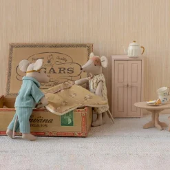 Discount Maman et papa souris dans une boîte à cigares Figurines De Jeu
